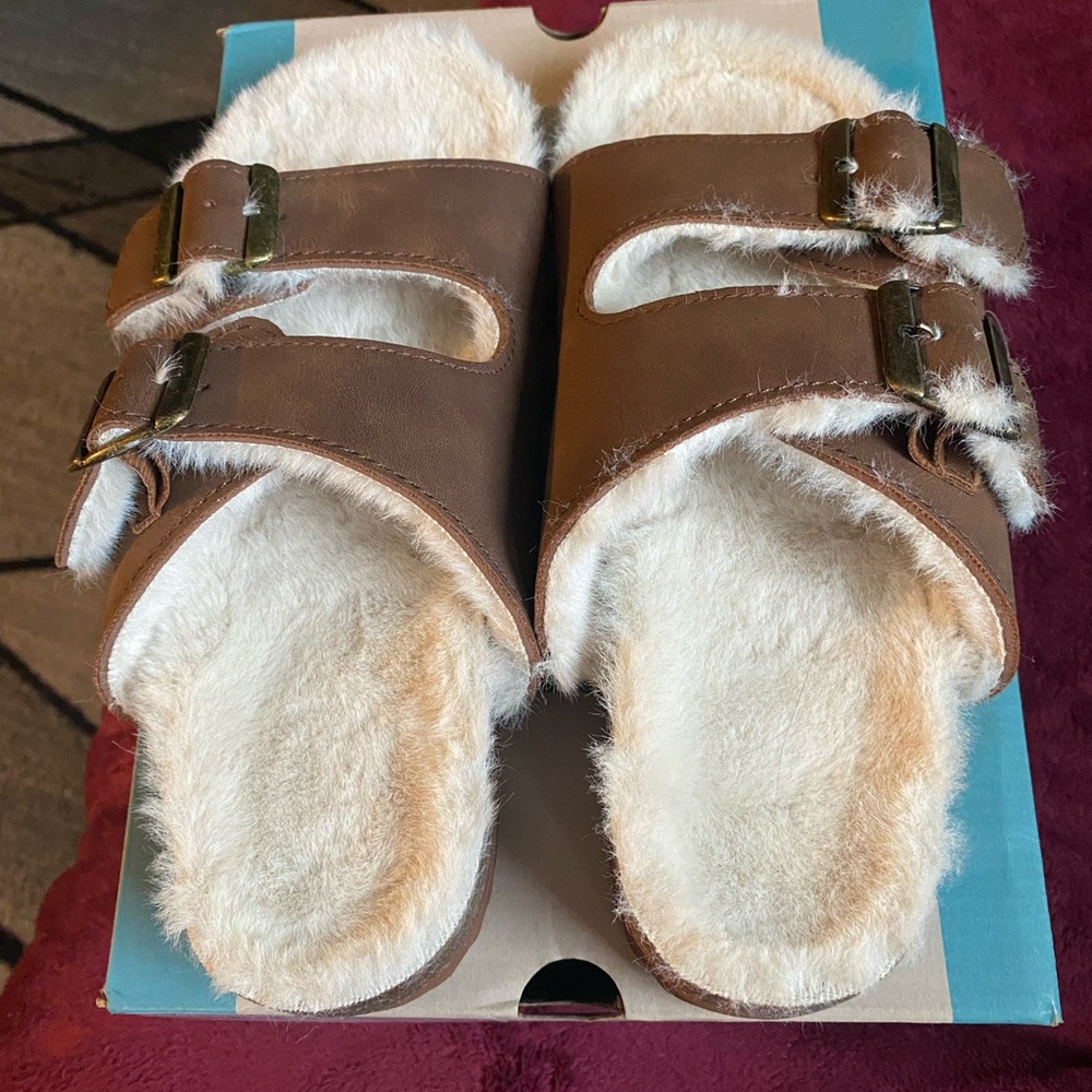 No Boundaries Brown Fuzzy Slippers